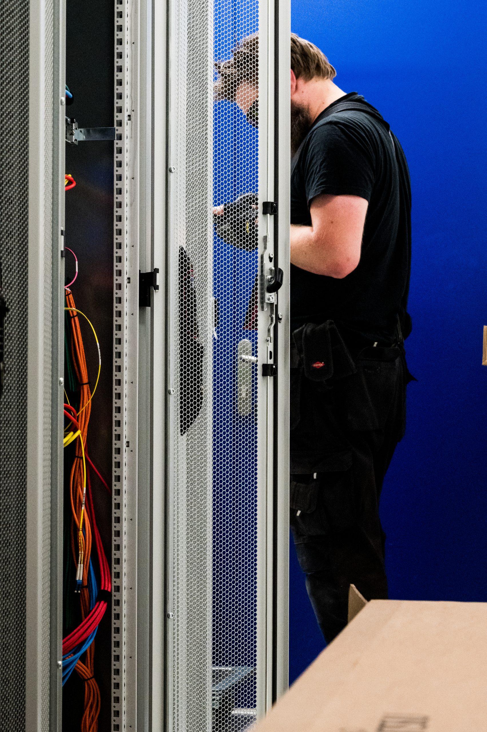 Xenius medewerker in datacenter